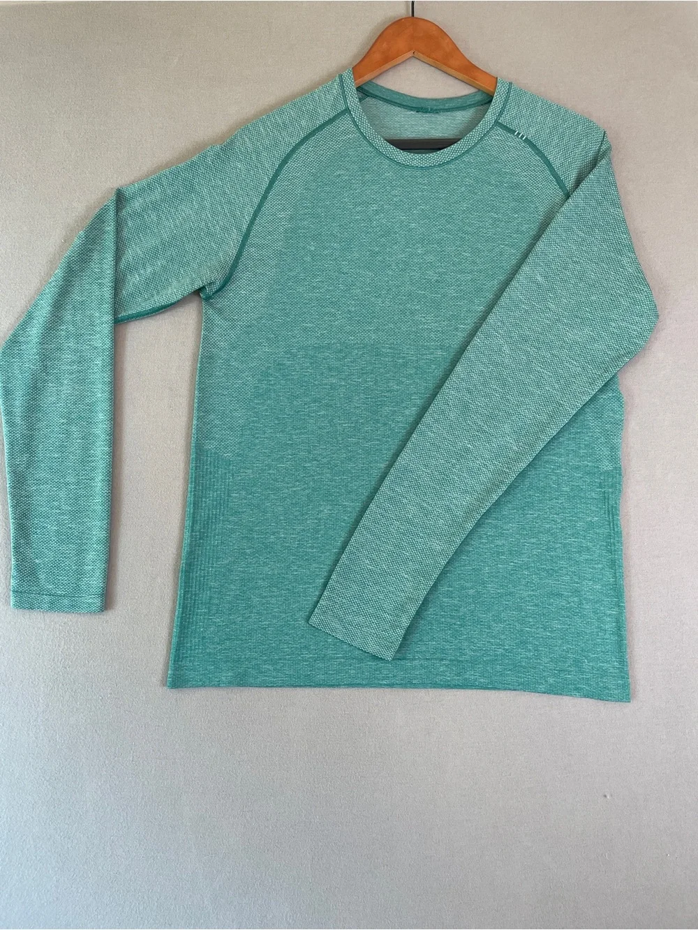 Lululemon Men’s Long sleeved Vent Tech Shirt Size Medium